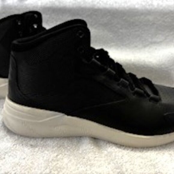 Under Armour Charged Pivot lace-up sneaker NWOT Size 8 - Picture 3 of 8